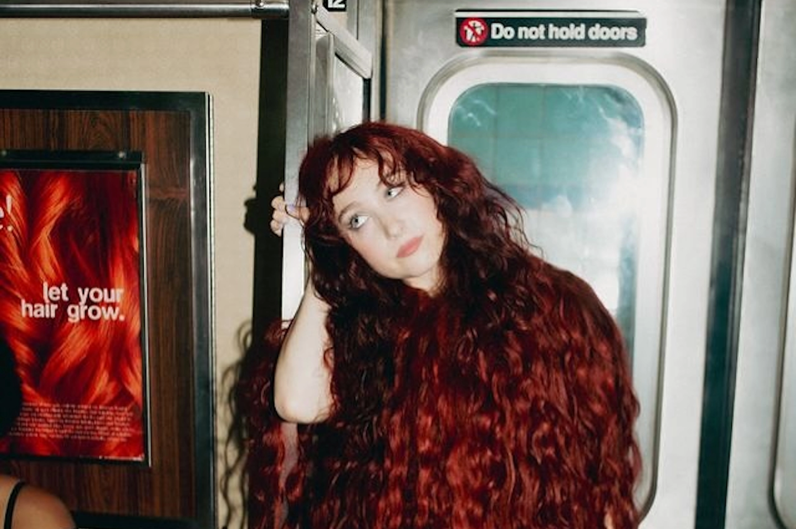 The Subway- Chappell Roan transforma saudade em arte (e cabelo gigante)