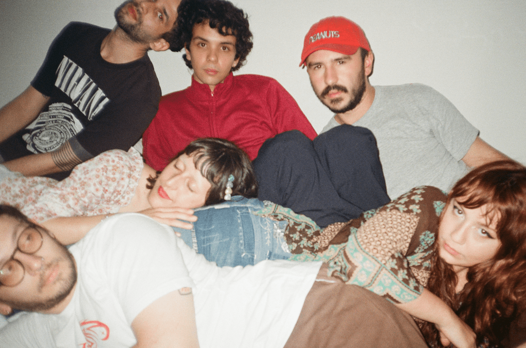 Juia explode no indie-pop brasileiro com ‘Dr. Renato Aragão’: liberdade, amor e pura energia ao&nbsp;vivo”