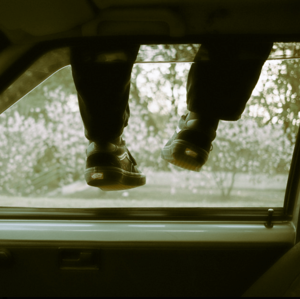 Glover Reinventa Emo com Nostalgia e Inovação – “Meus Segredos / 13 de&nbsp;Maio”