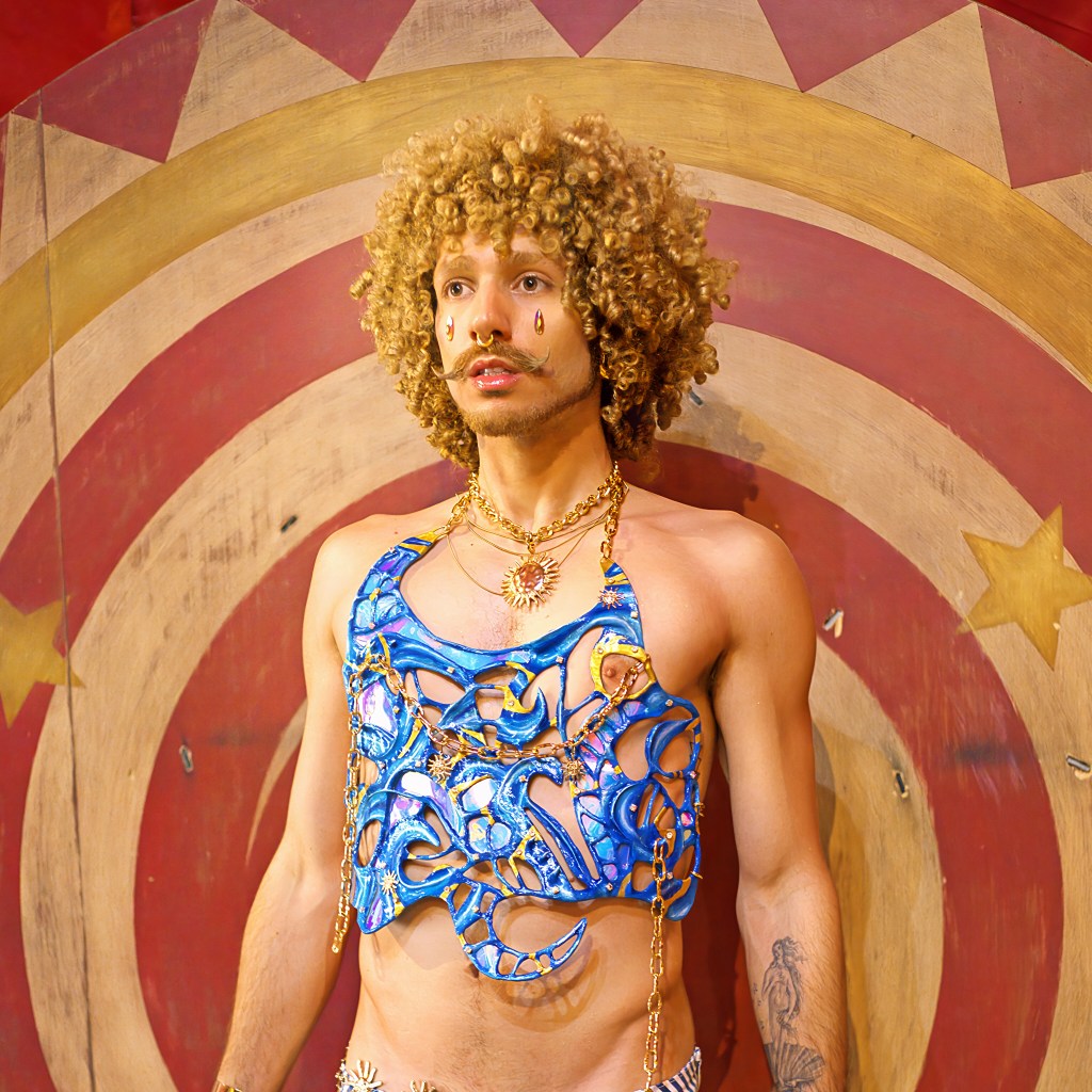 Aure acende o corpo e o agora em “Fogo”: Pop experimental, nova MPB e presença&nbsp;radical