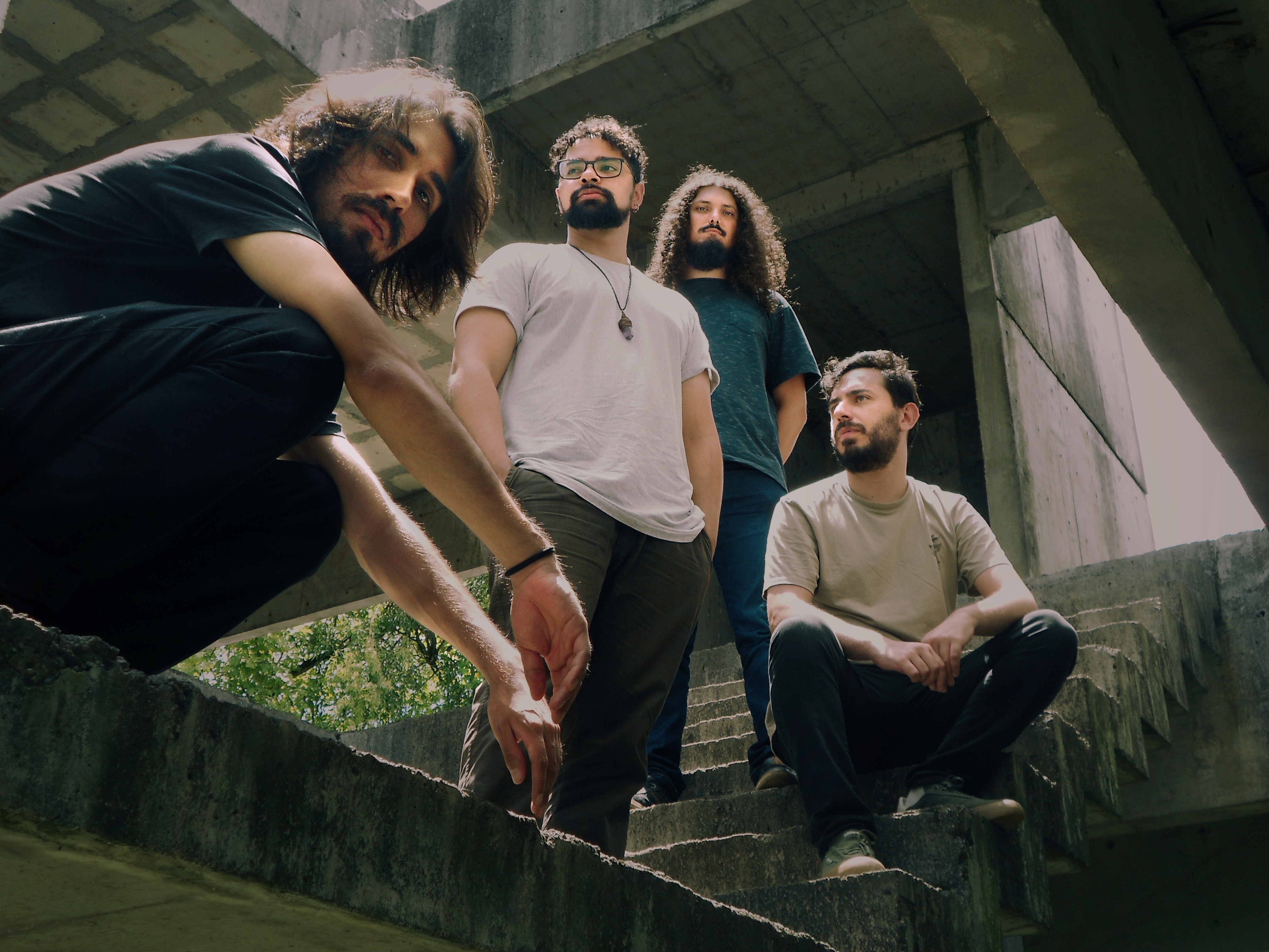 Escápula é o novo terremoto emocional do rock alternativo brasileiro
