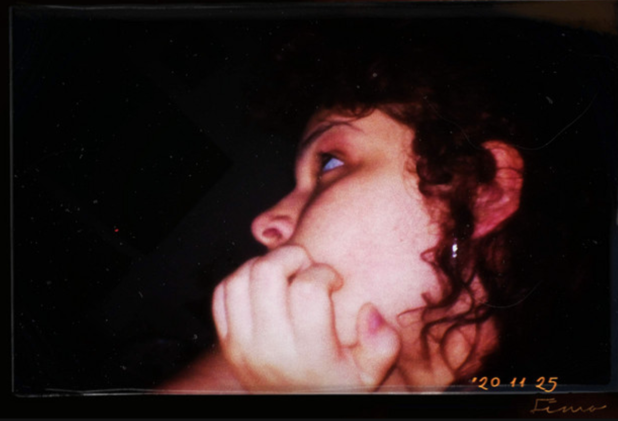 Lorrayne transforma silêncio em cidade viva em Retrógrado: um acústico sem verba