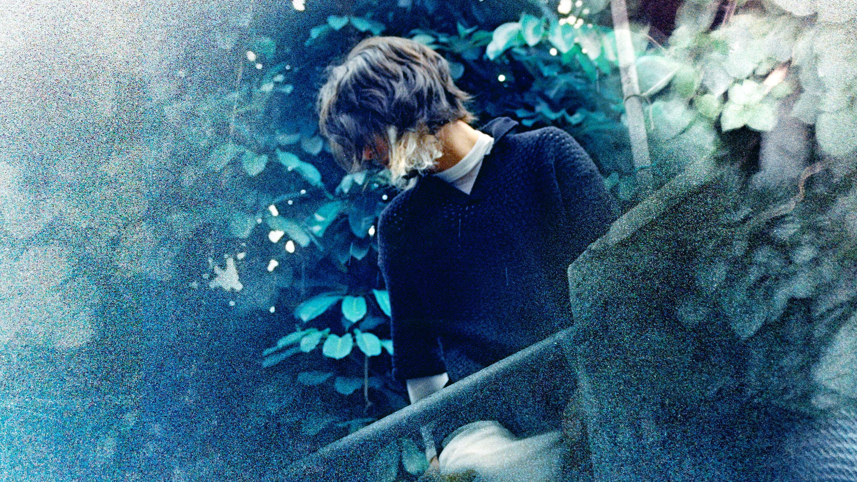 “No Escuro”: o início mais honesto e intenso da trajetória solo de Vinícius Gouveia