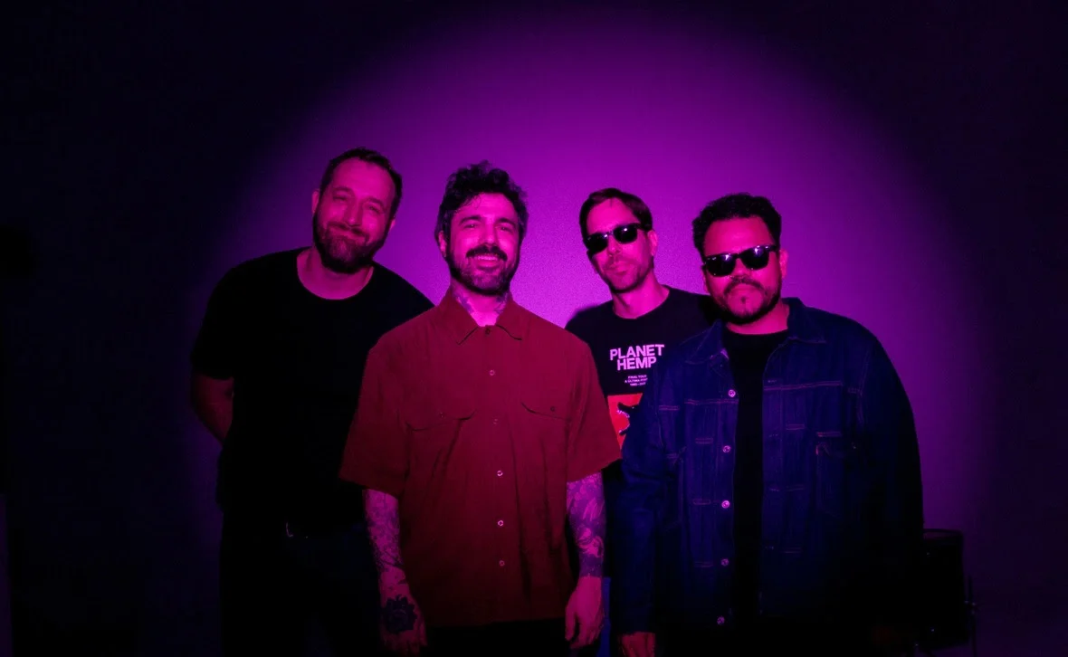 Anônimos Anônimos confirmam sua força com o novo single “do banco de trás pra direção”