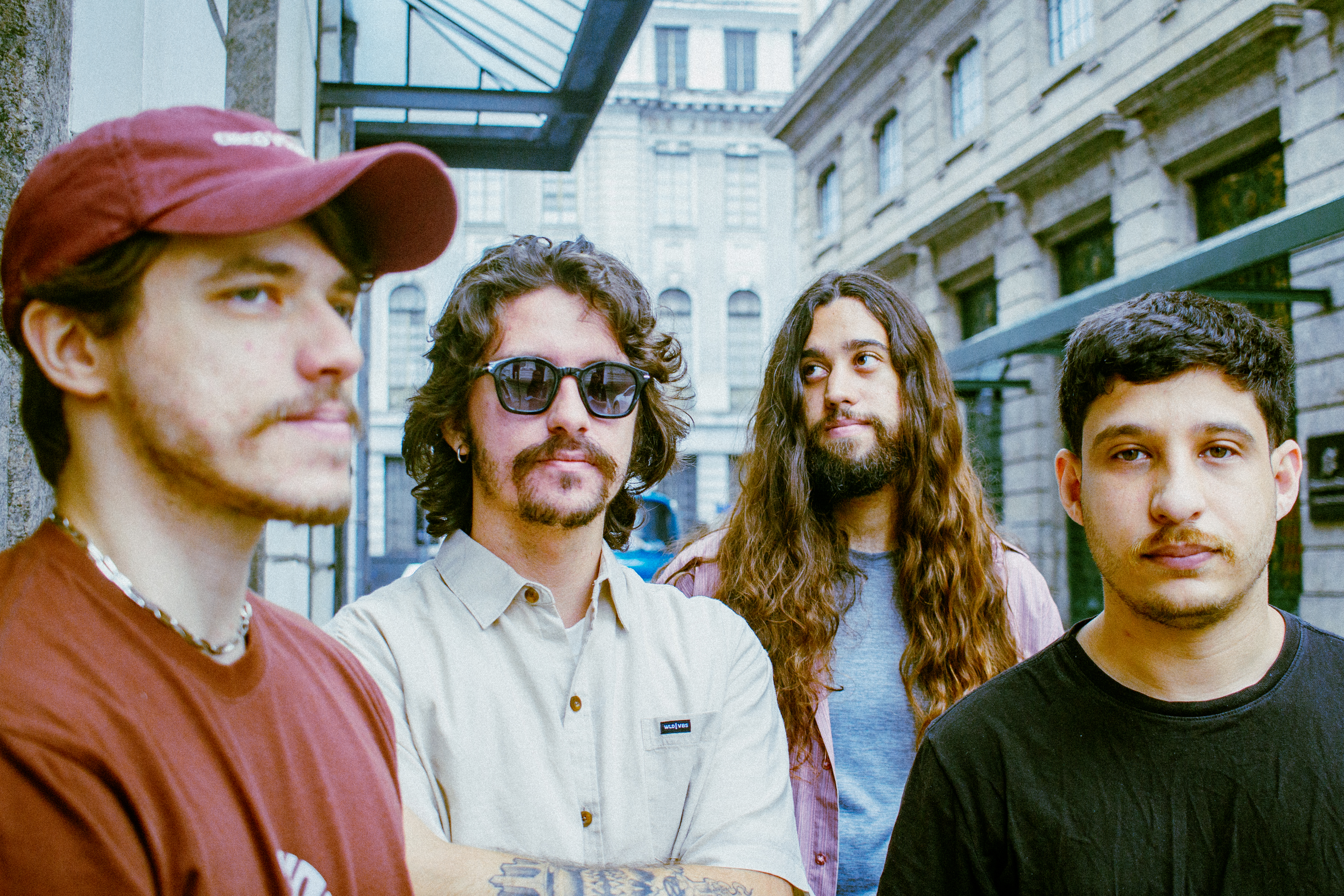 Maré Morta lança o clipe “Laranja” e transforma intensidade em emoção pura