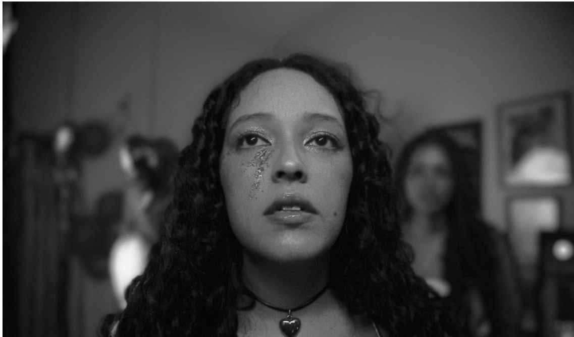 Fernanda Hofmann entrega uma explosão sensível em “Todo Amor Que Dura”