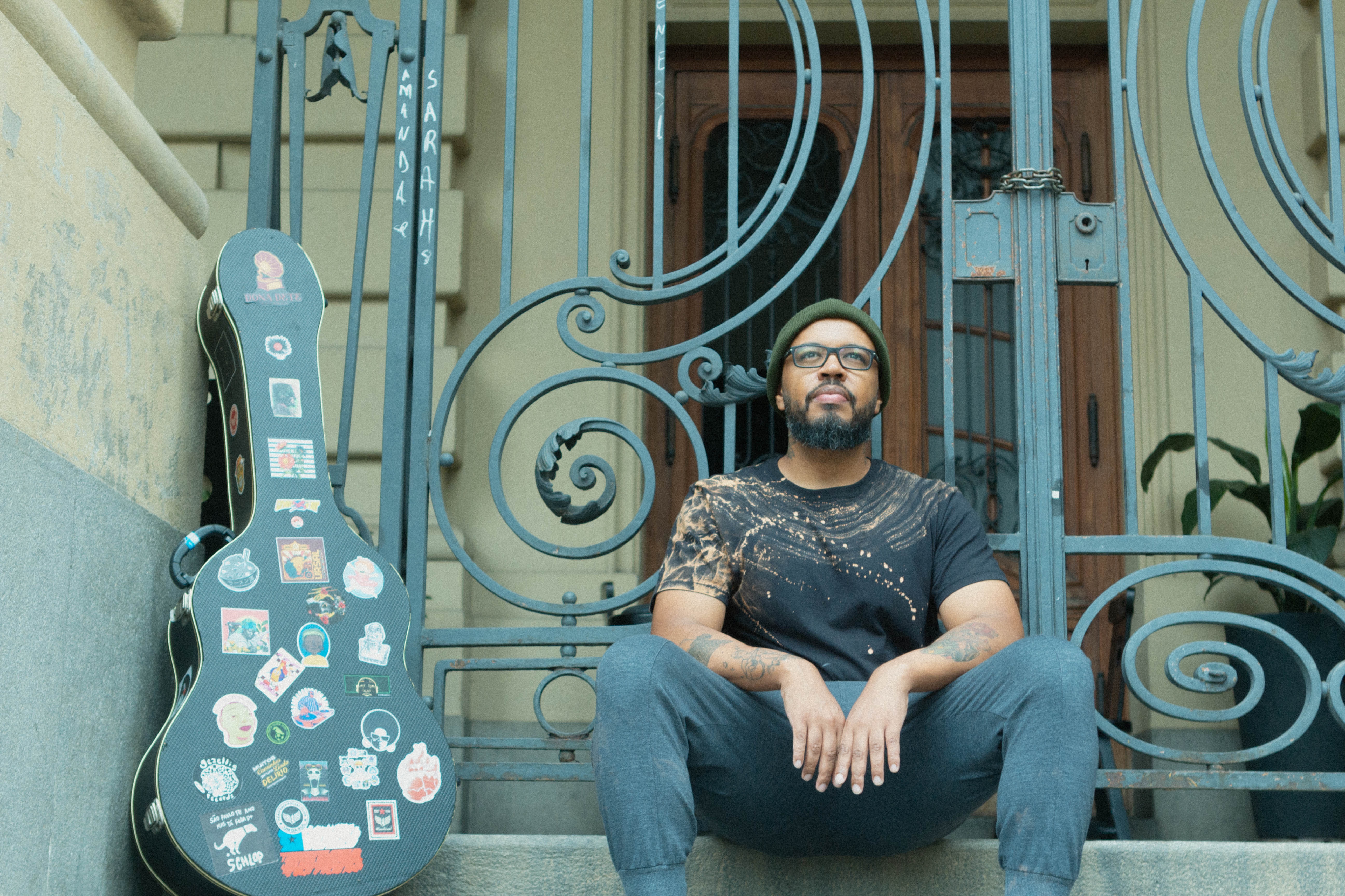 Em “Silêncio Hostil”, Thiago Oceano prova que a emoção ainda é o centro da música