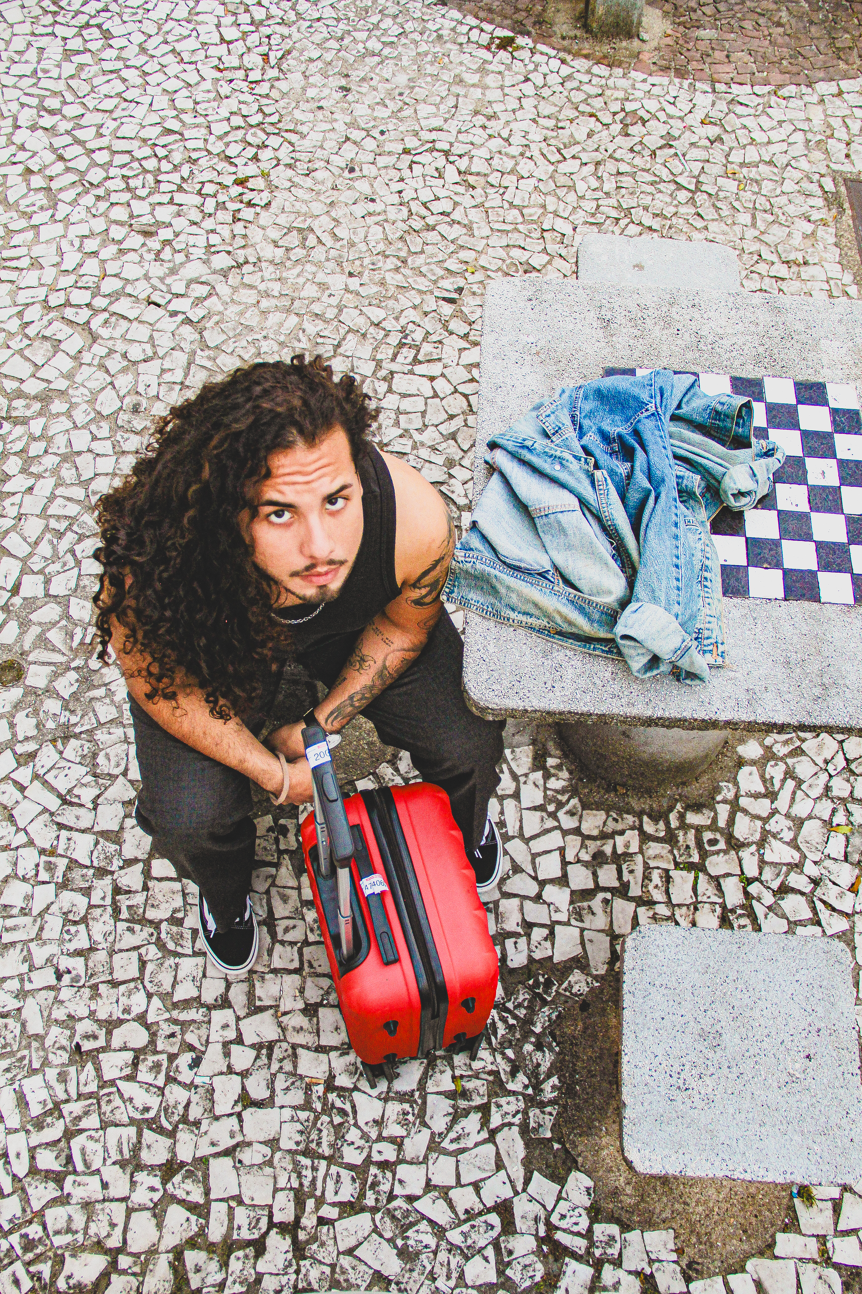 Paraquedas transforma migração, saudade e pertencimento no EP “Eu Não Era Daqui”