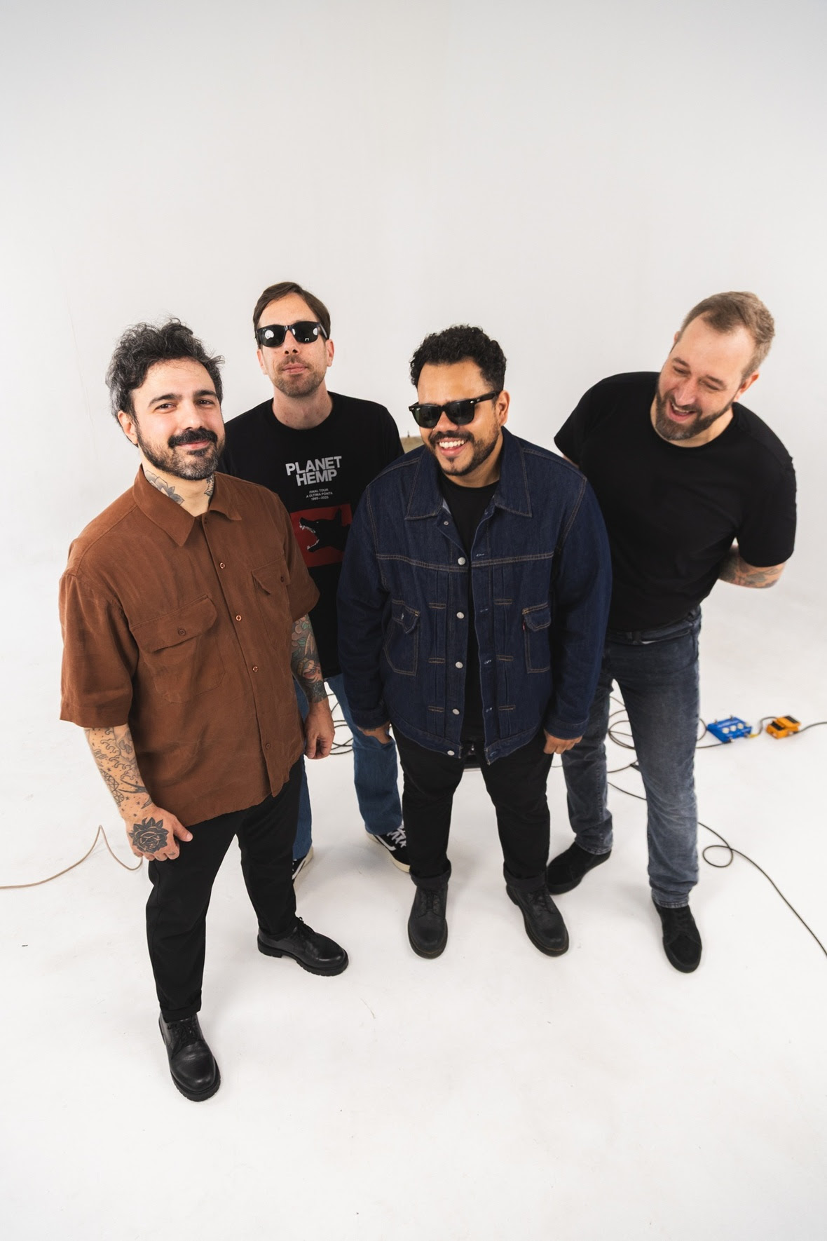 Entre humor ácido, rock alternativo e vulnerabilidade, Anônimos Anônimos entrega um disco gigante