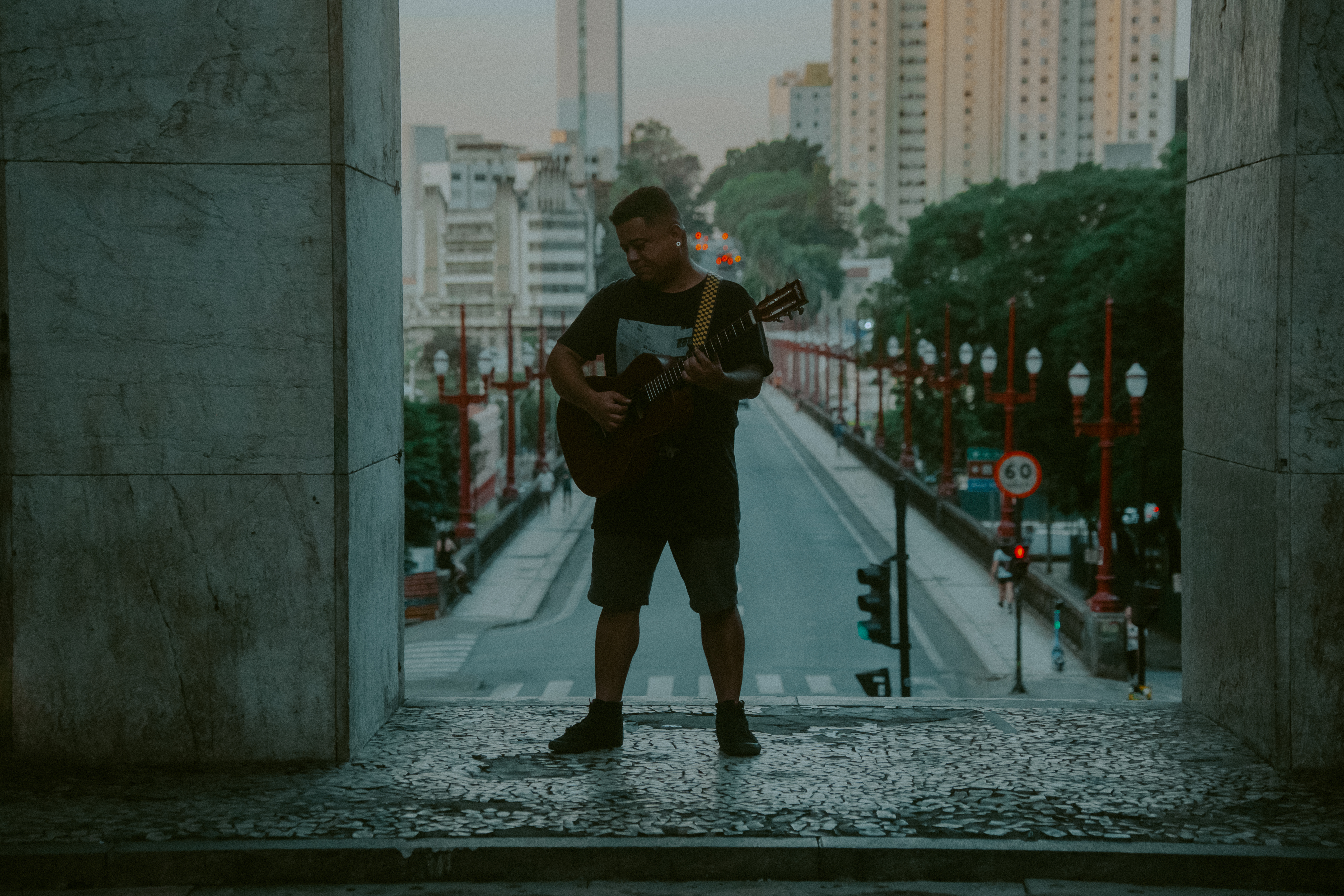 Gabrielfah transforma fé, inquietação e entrega em força no novo single “Leva”