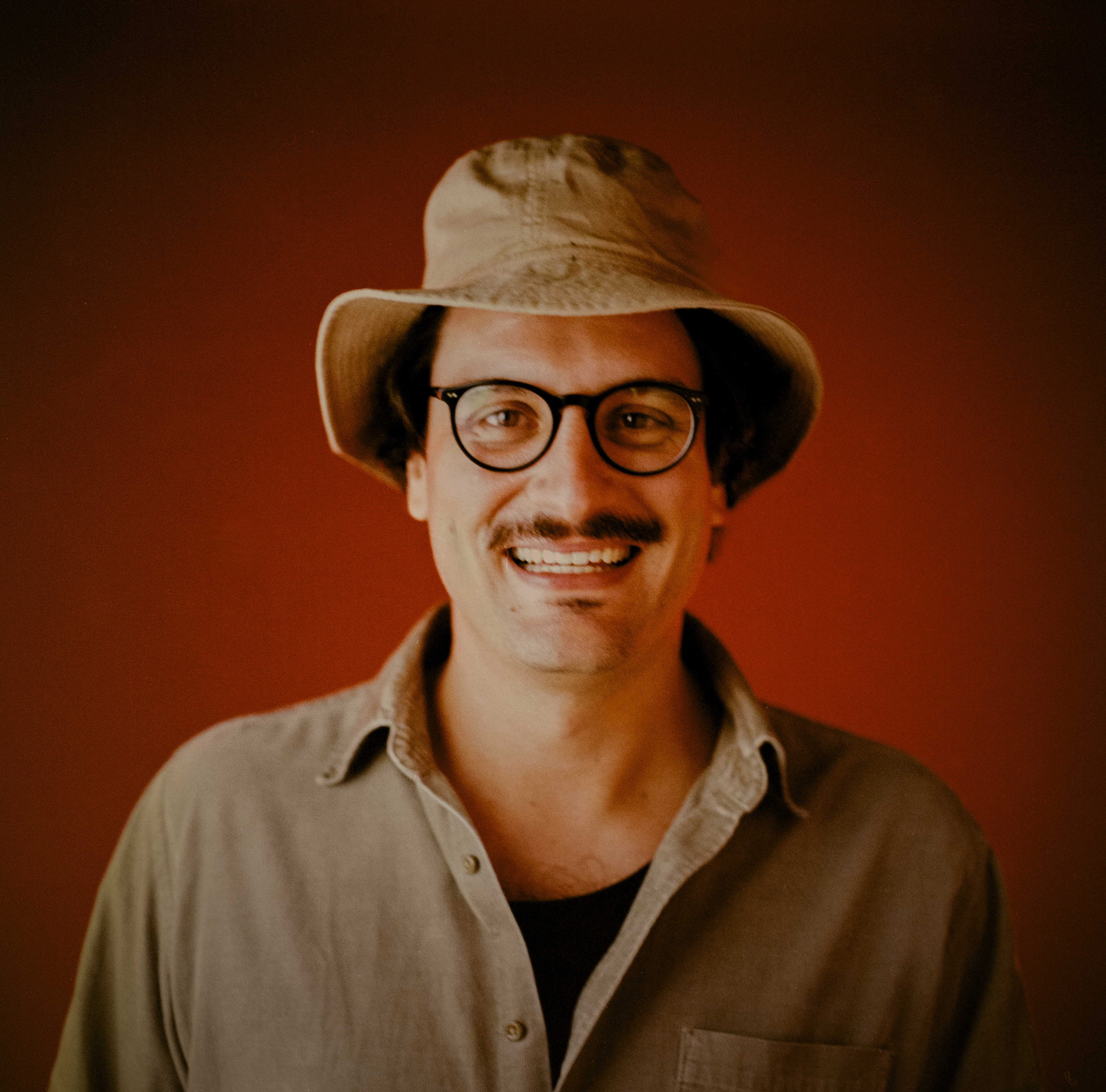 Leo Santi encontra beleza no cotidiano e transforma “Cores no Jardim” em música para respirar