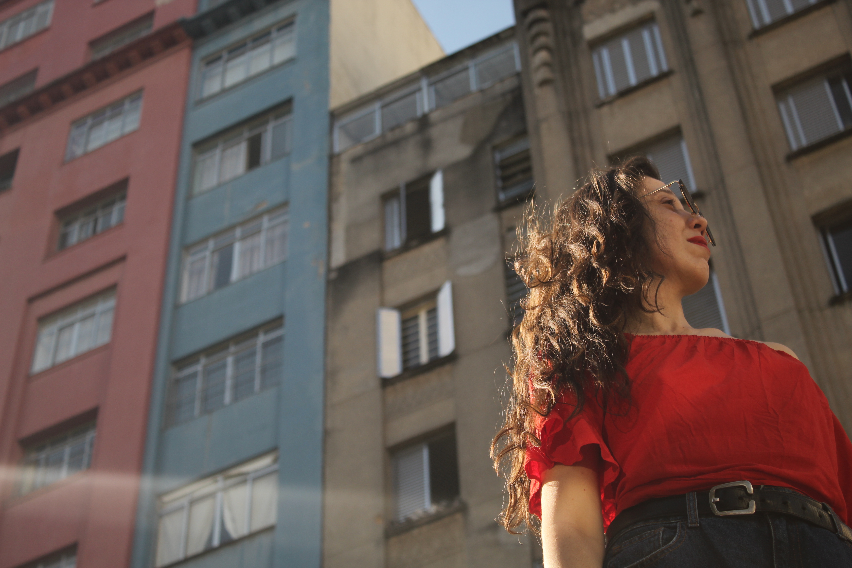 Cinthia Arruda transforma cotidiano, poesia e uma voz extraordinária em “Confete”